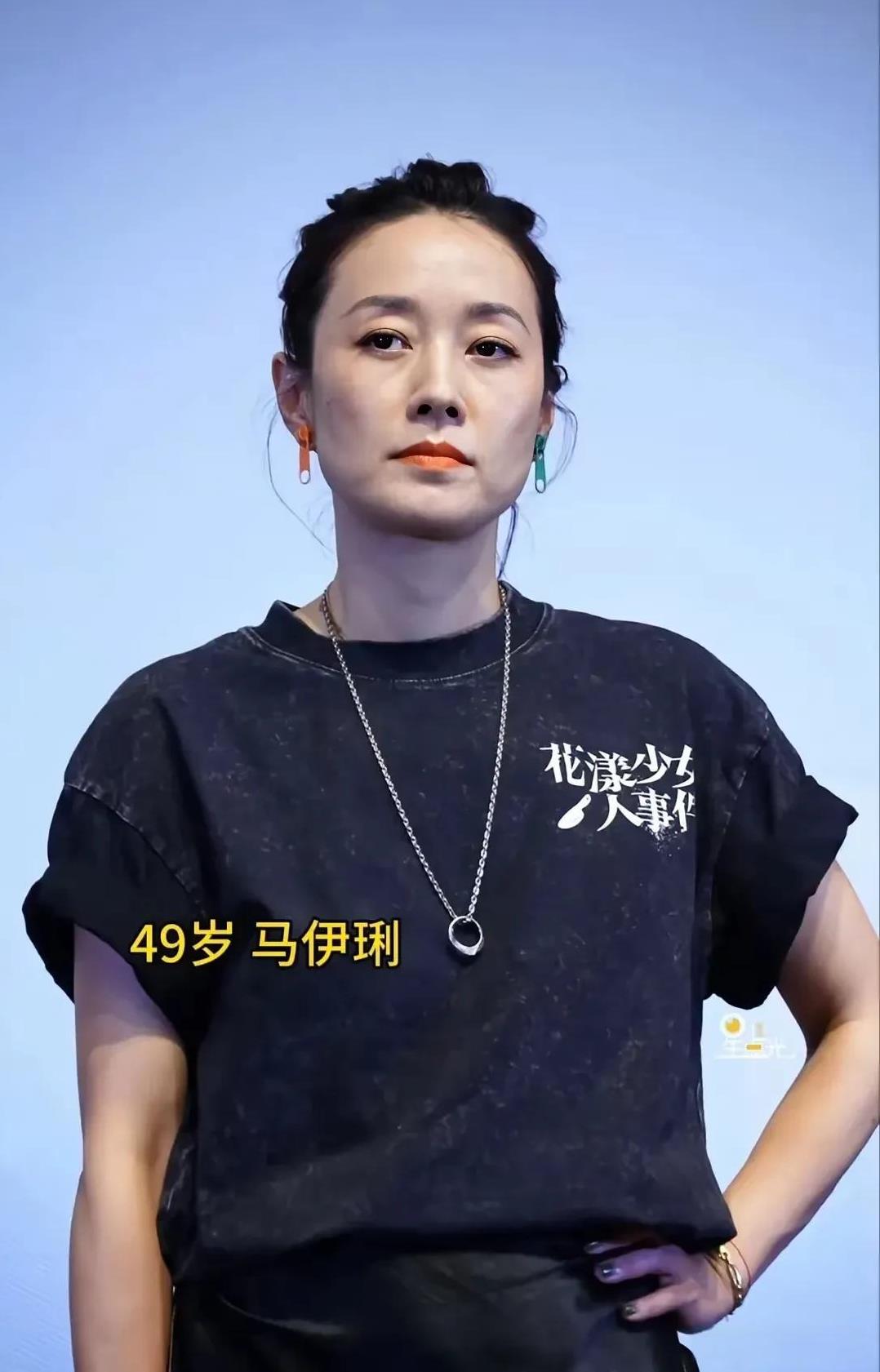 马伊琍也有小肚子。很多生完二胎，35岁+的女性朋友常常抱怨自己身材走形严重，肚