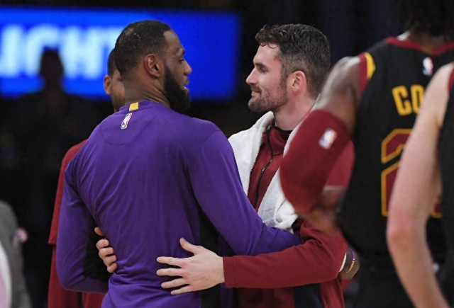 据ESPN名记ShamsCharania报道，快船、爵士、热火达成三方交易，这