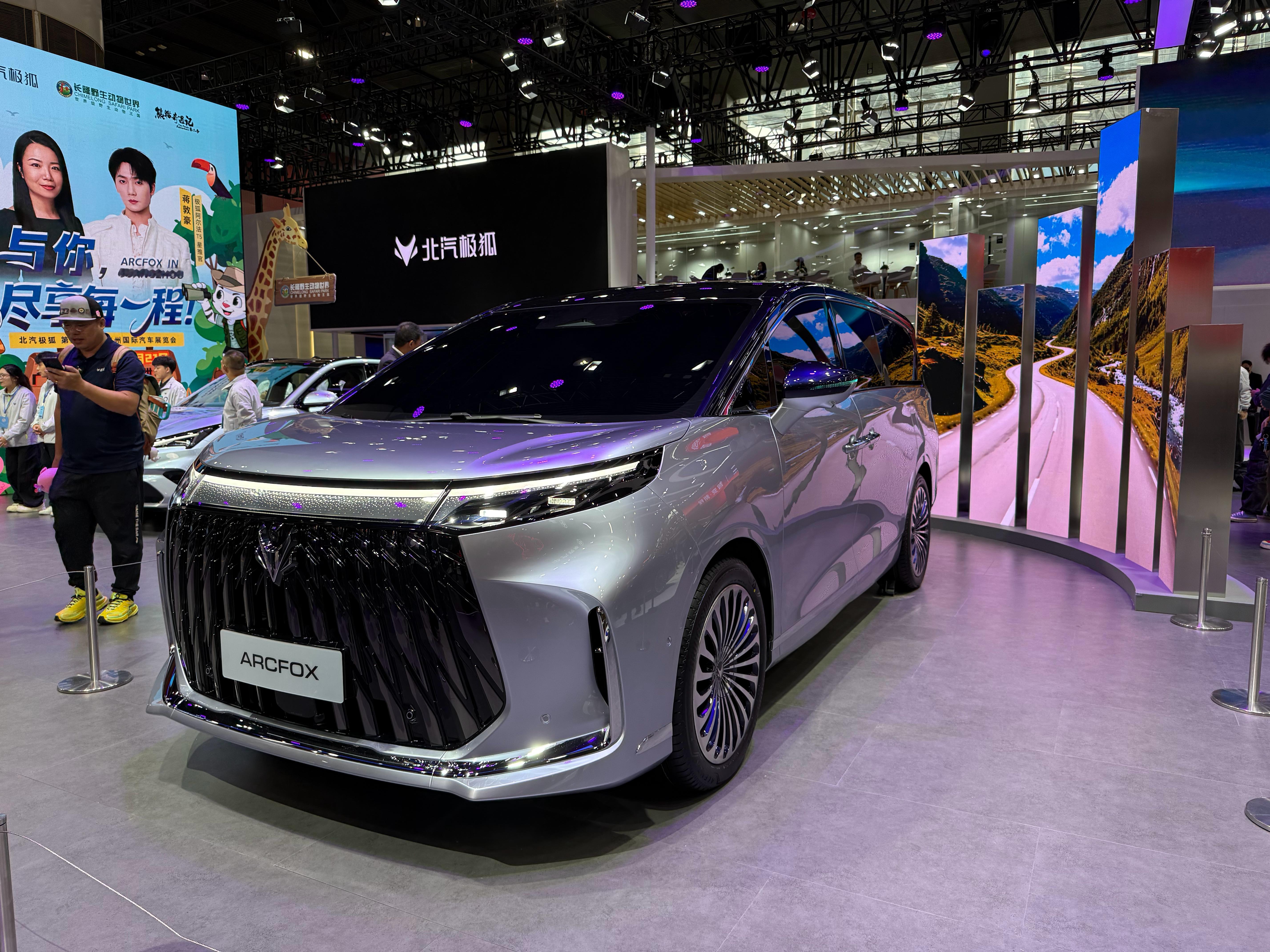 享界说后边要上一豪华MPV，极狐这边就发了一辆原型车。而且装备还特齐，连磁流变减