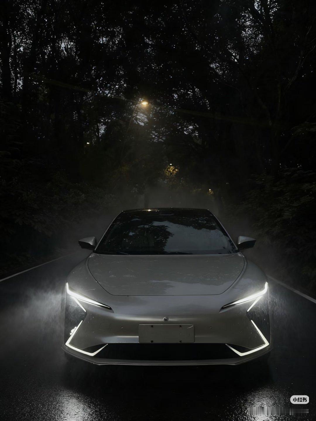 智己L7这套前脸设计才是真的帅，可惜了…