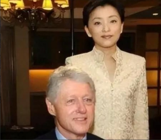 1994年，26岁的杨澜顶着父母的强烈反对，执意与在银行工作的丈夫张一兵离婚，转