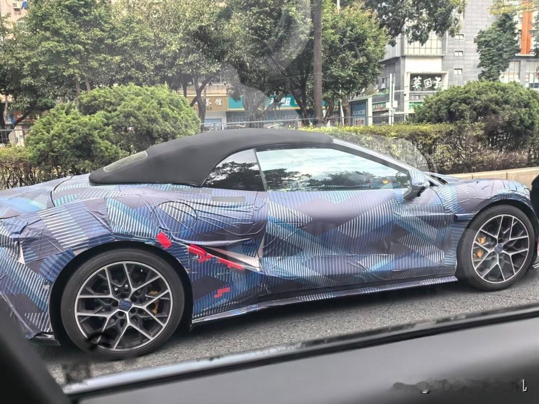 比亚迪最近是不是请了新的设计师，审美终于在线了。腾势Z软顶敞篷版，如果说，定价