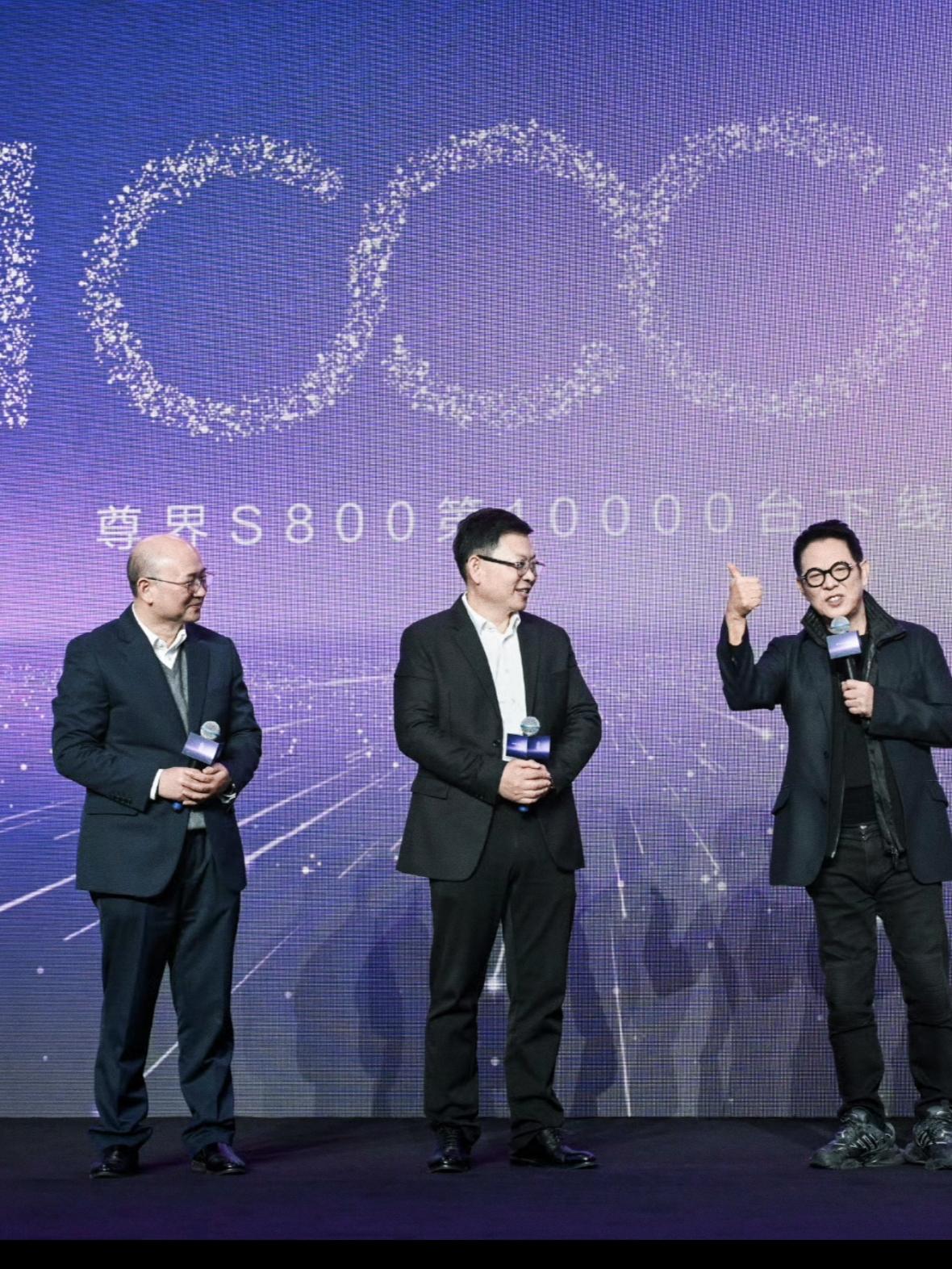 12月16日，李连杰去尊界工厂提s800，居然是余承东和项兴初亲自交付，这排面真