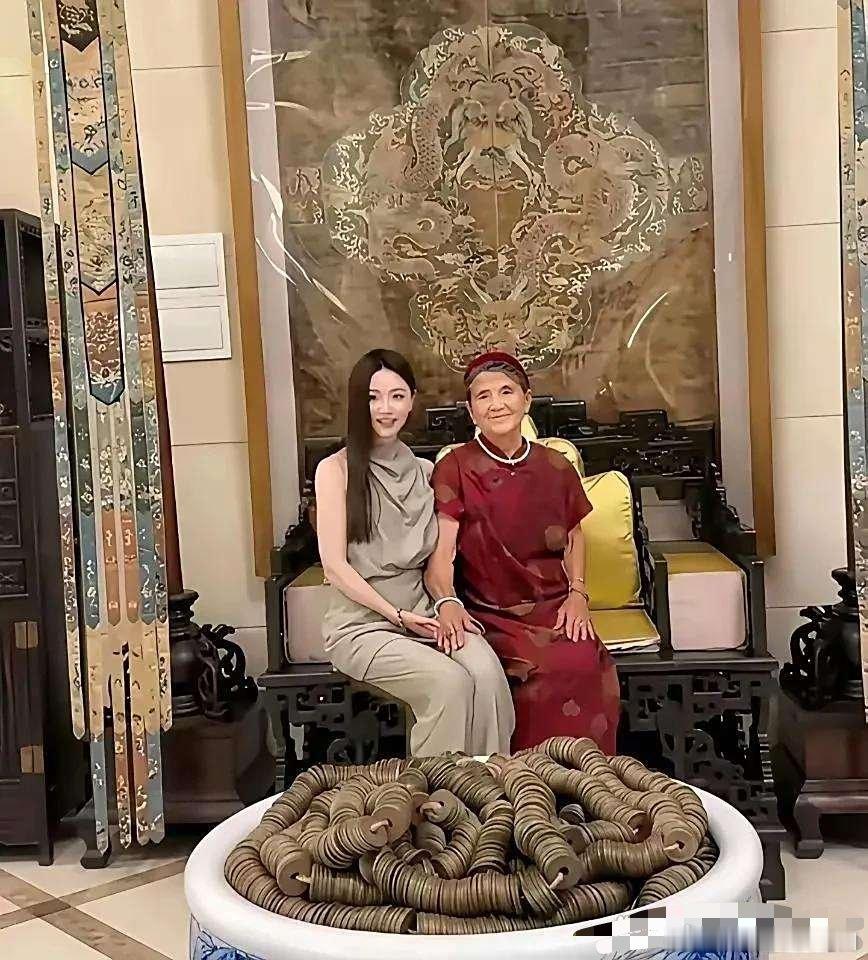 铁打的婆婆，流水的儿媳。网传杨子新女友搬进了杨子家的新豪宅。杨子妈妈穿着旗袍戴着