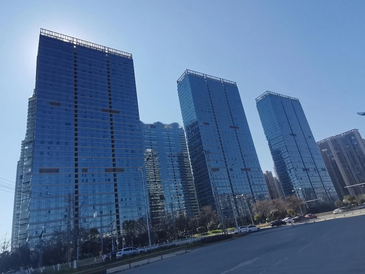 位于滇池国际会展中心旁边的山海湾8号，是继山海湾的云南城投又一力作。项目占地1