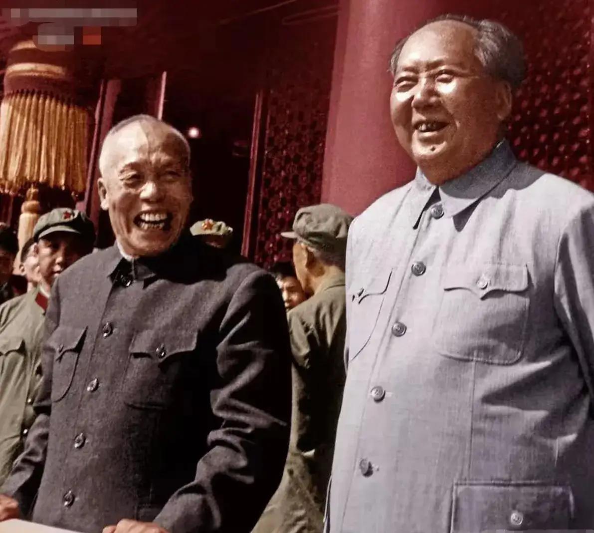 回归祖国的李宗仁将军，和毛主席站在天安门城楼上，心里无限激动！