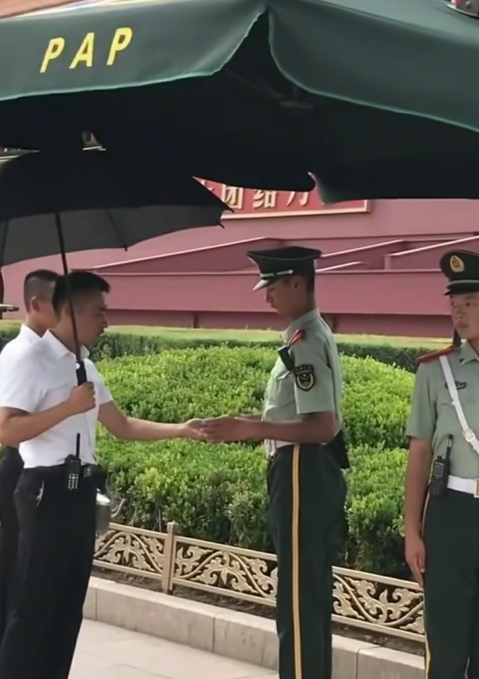 搞不懂，他为什么要背过身去喝水。