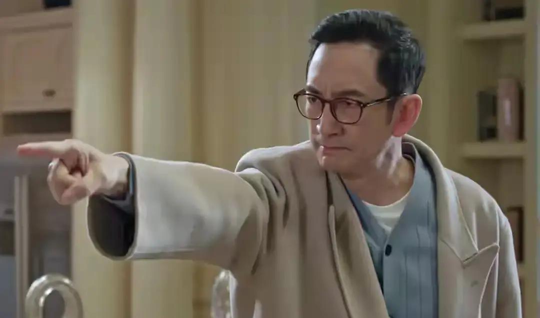 离婚当天，他甩出50万逼前妻签字钱芳萍母女搬进聂家那天，曦光妈直接甩出离婚