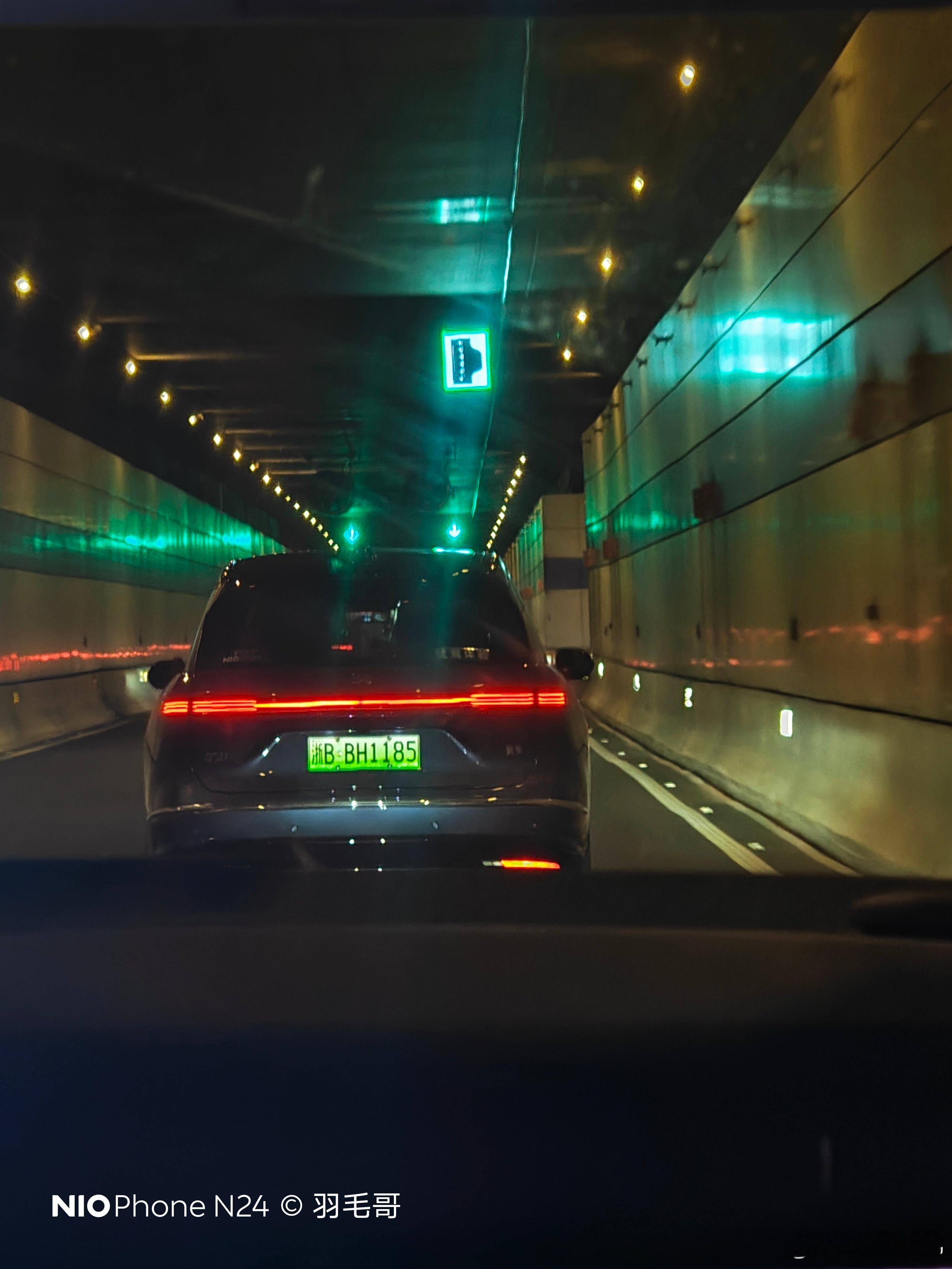 刚进杭州就偶遇新8试驾车，热闹啊[滑稽笑]电动兄弟蔚来全新es8试驾开启看看菜单