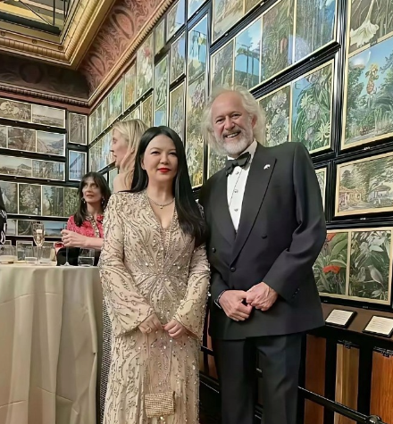 李湘穿的这条裙子尽显雍容华贵气质！