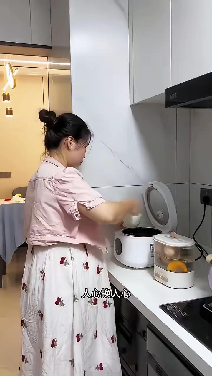 我因为不能生育，婆婆就给我领养了这个小男孩。可万万没想到的是，领养这个小男孩三年