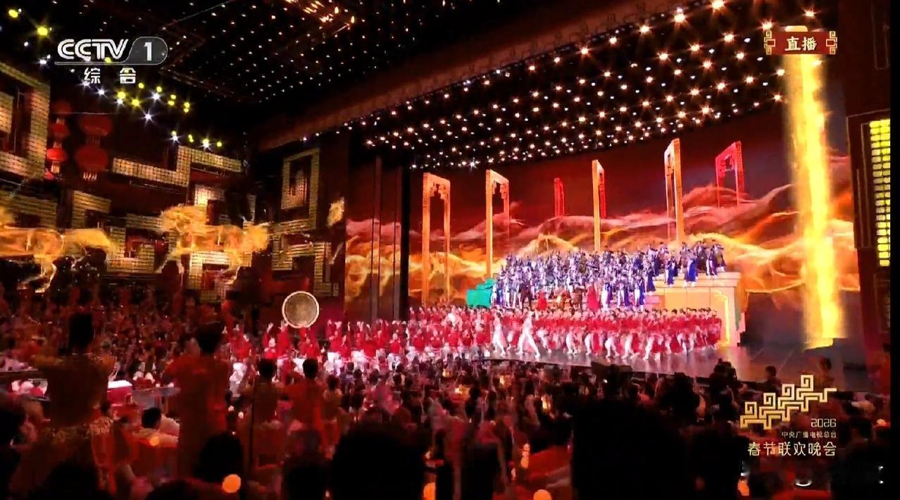 央视春晚开场就极具震撼，天南海北共庆万家团圆，果然是大国气象！不得不说，春晚开