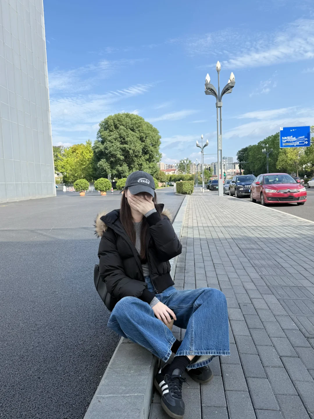 黑羽绒服+阔腿牛仔，冬天日常随性耐看