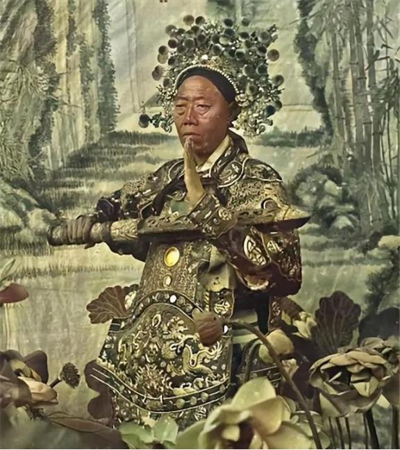 清朝时期，李莲英趁慈禧用晚膳时，劝她多喝酒，结果慈禧就喝多了，李莲英趁机