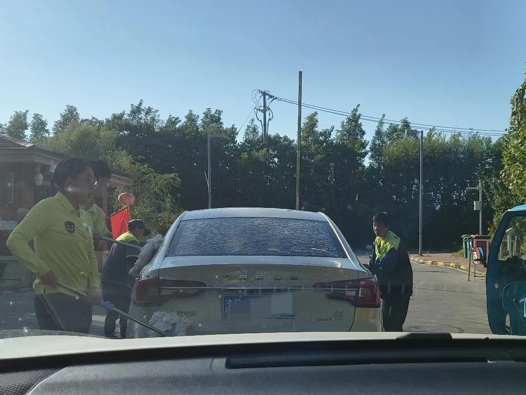 我们小区物业今天免费给业主洗车，爱贪小便宜的业主开着车排了长长的一溜。在外面这