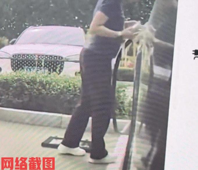 河北有新能源车主正在充电。当时车主有事不在现场，但很快回来时发觉充电枪有被他
