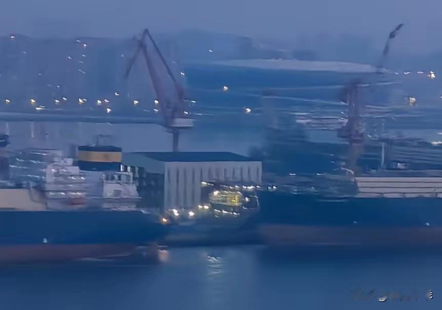 焊花不熄，巨舰将成！004号连夜赶工，工地灯火通明。有人说这是赶工期，但事实是，