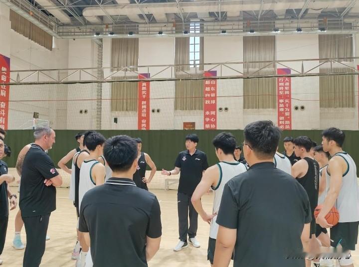 季前赛后，山东高速回到济南进行封闭集训，全力研究辽篮战术，针对性备战揭幕大战