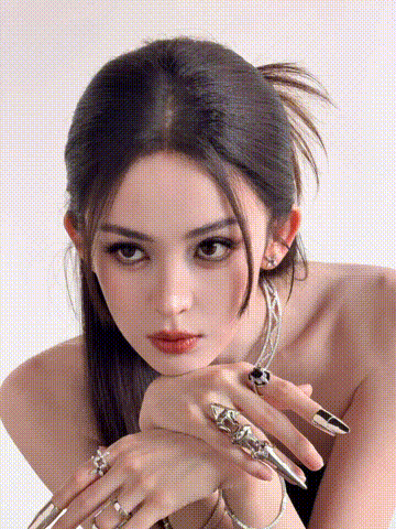娜扎今天线下造型貌美她今天这身穿搭简直是教科书级别，用简约的剪裁去凸显五官的优