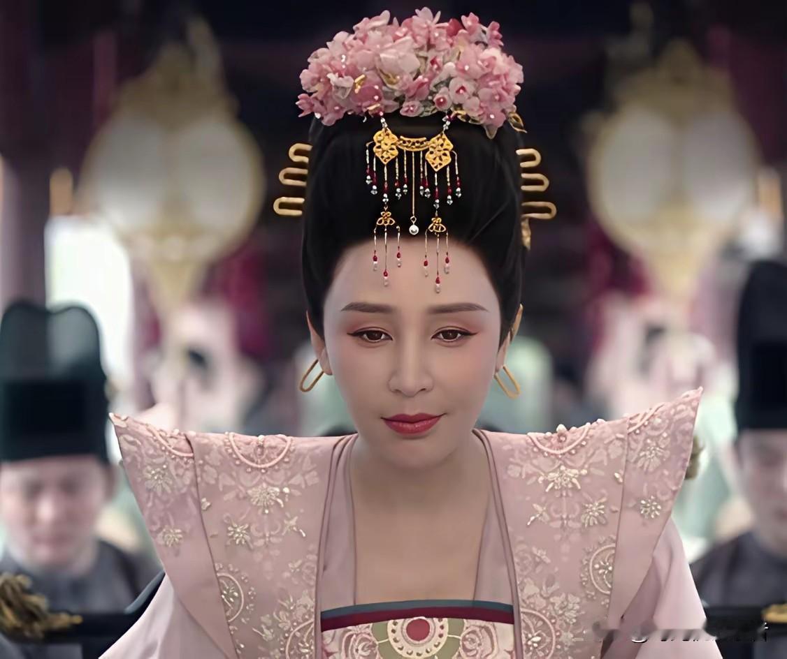 什么叫奢侈，《唐诡》这太平公主的豪华衣服，真是全剧最美得，美得好像牡丹。但是剧