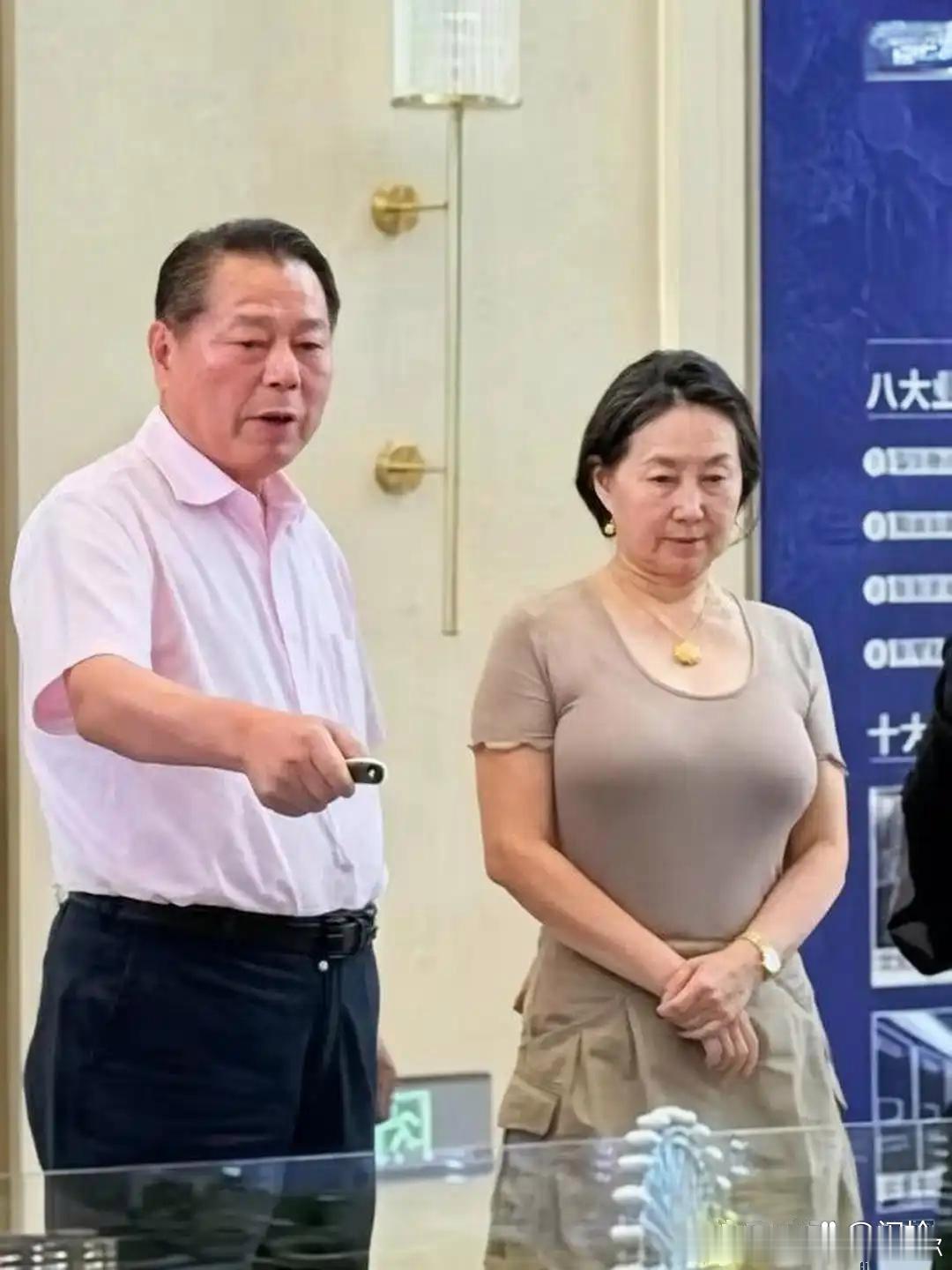 何超琼实在不行就退下来歇歇吧。主要是我实在看不下去了，你都64岁了，还在信德、美