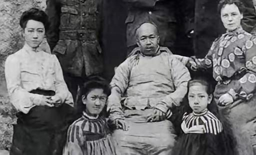 1919年，62岁康有为看中一名浣纱女子，一见钟情想纳妾，于是带着礼物去张家提亲