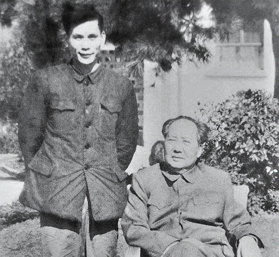 1967年,李连庆回了趟老家,广东高要荷路村。乡亲们围着他问:在北京部队里,你到