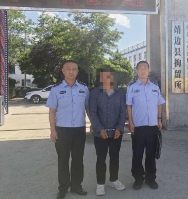 8月4日平安靖边报道，陕西靖边，一50多岁农民看一片“荒地”长满了杂草，开上四轮