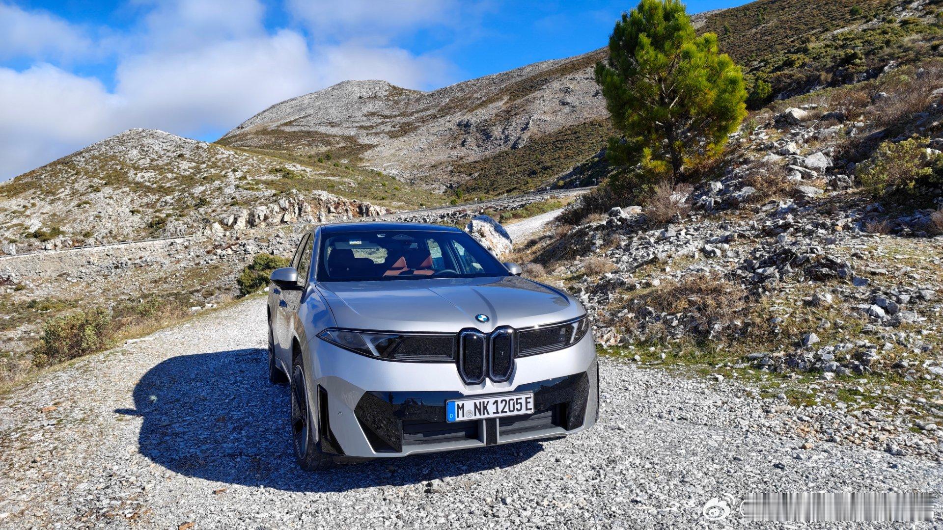 今天开了一天新的BMWiX3，不得不承认在驾驶方面宝马永远是高手，这绝对是开起