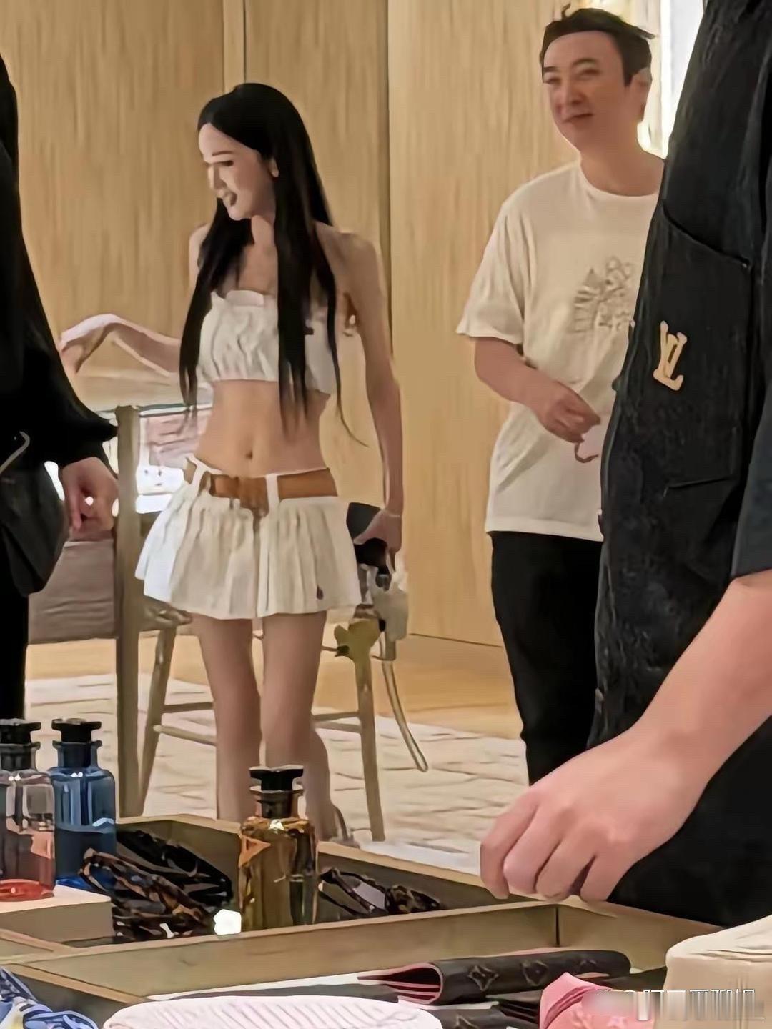王思聪新女友看着气色很差，浑身没精神，但身材是真绝。​​​