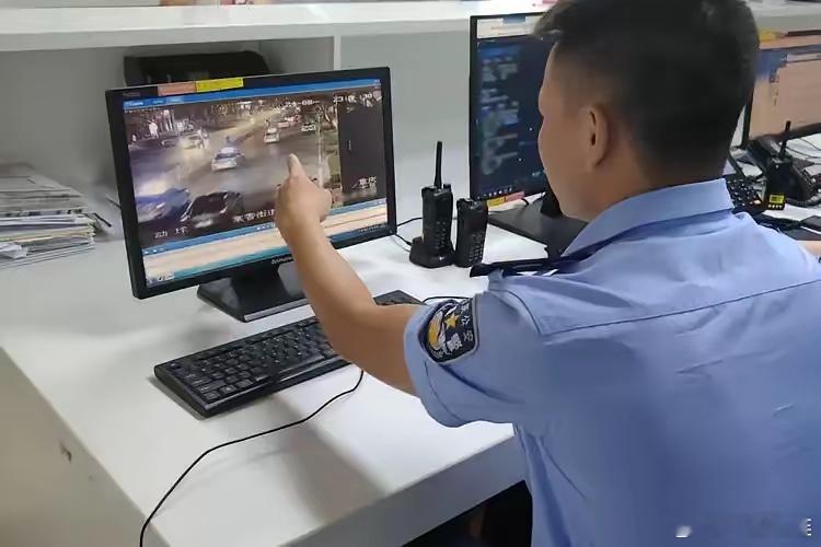 一个50岁男人，把刀挥向了相识的女人。8月30日，山西保德县，光头、黑色半袖、浅
