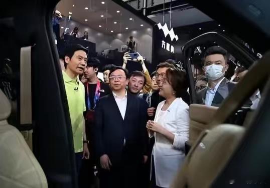 这次北京车展火爆了，车圈大佬无数，有意思的是，自家老板都在别家展台。王传福两度造