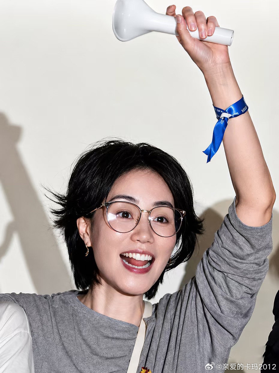 那英演唱会上的王菲。可爱明媚。李亚鹏在离婚声明里有一句：希望你现在是快乐的，我的高中女生。谢霆锋也说