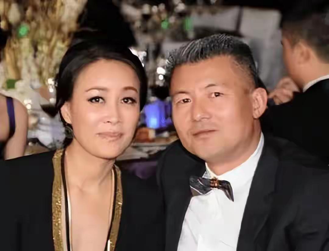 那英老公否认出轨：当时是和众友人聚会，散场时因为自己腿伤被搀扶上车，加上都是街坊