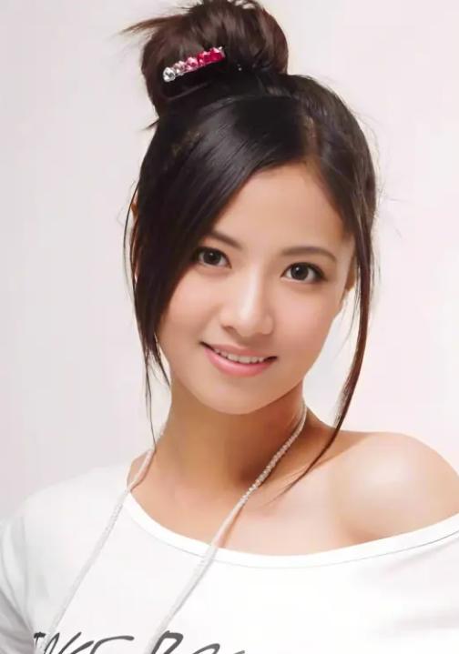 2018年，上海第一美女沈丽君，抛下五岁的儿子和三岁的女儿，从28楼一跃而下，那