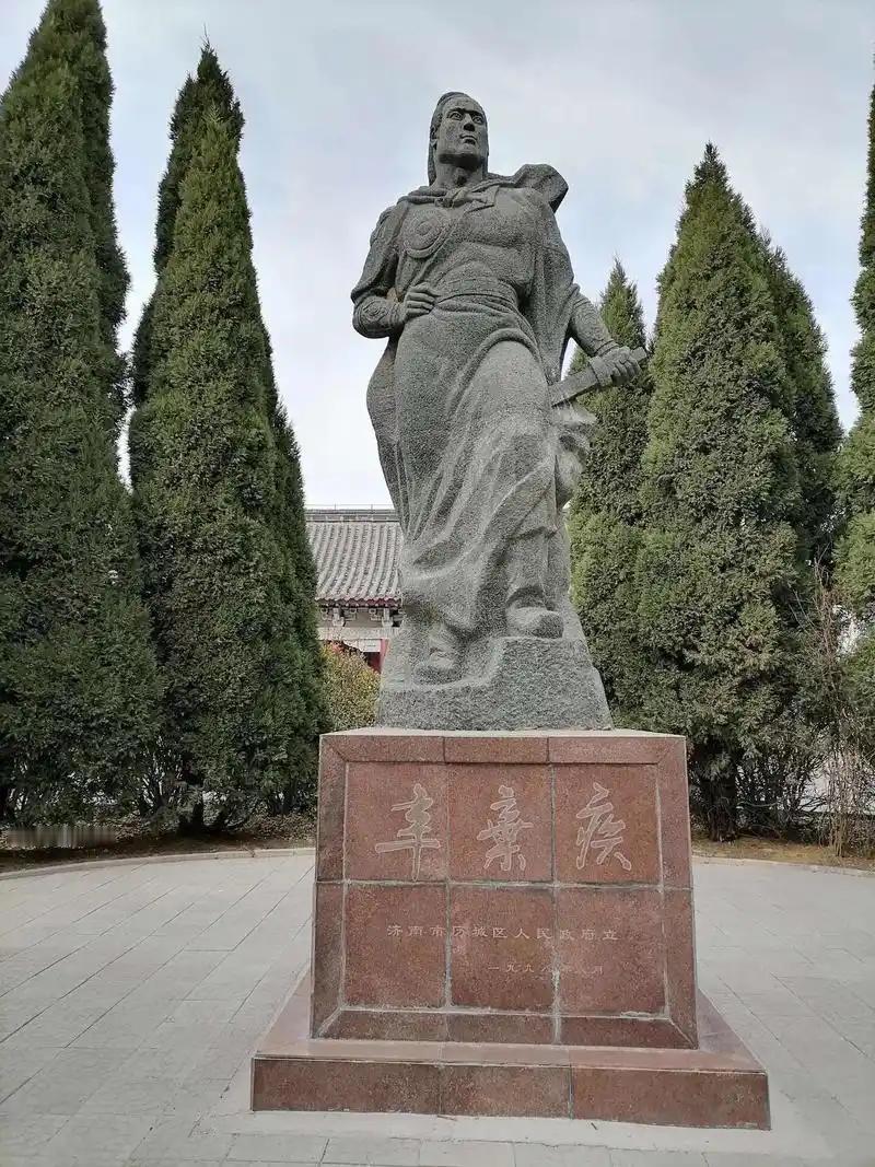 65岁辛弃疾登北固亭，写下千古绝骂。1205年，长江边上的镇江，一个白发老人