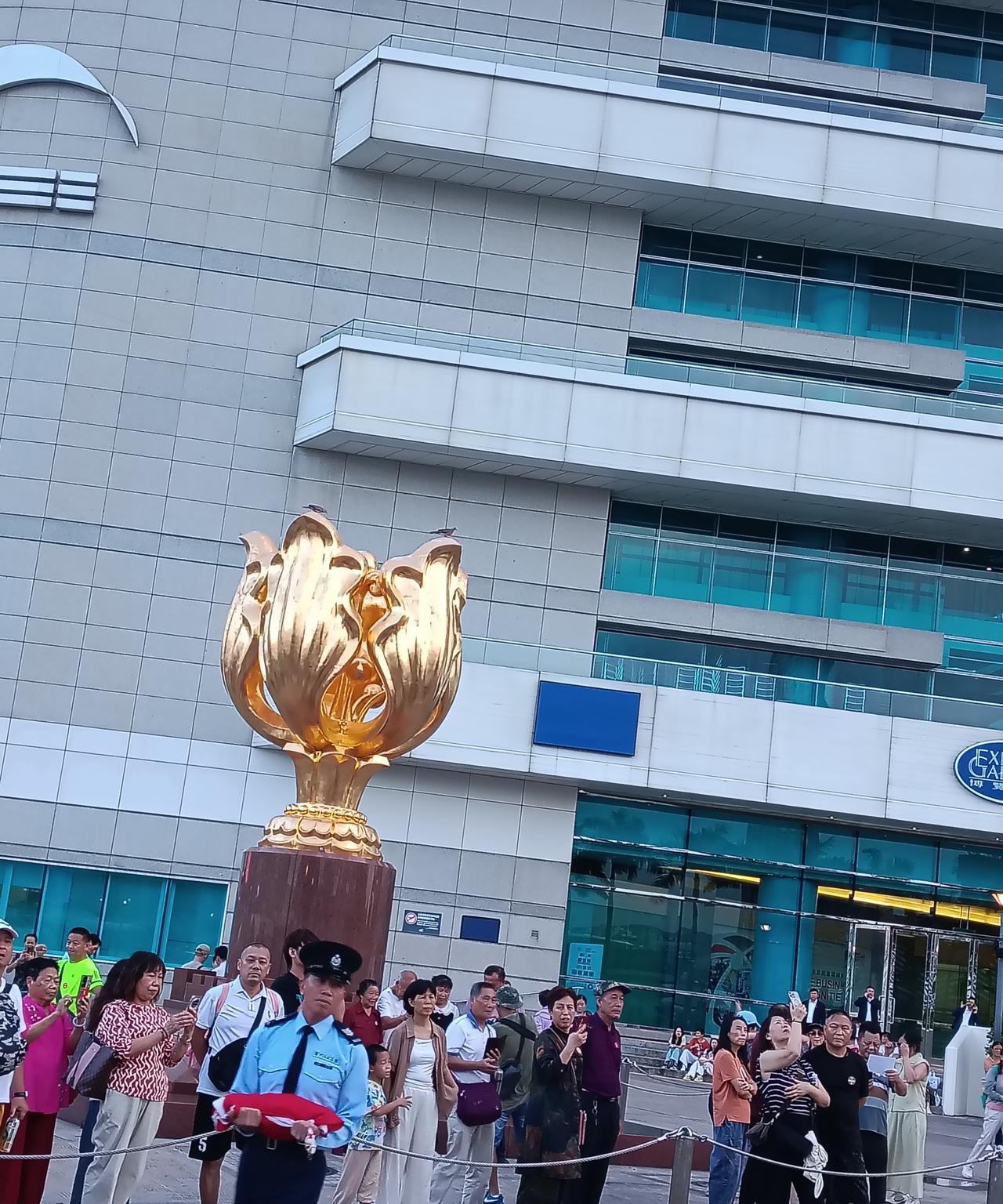 金紫荆广场原来就是一块巴掌大的地方，还不如大陆一块庭院大，香港寸土寸金果然名不虚