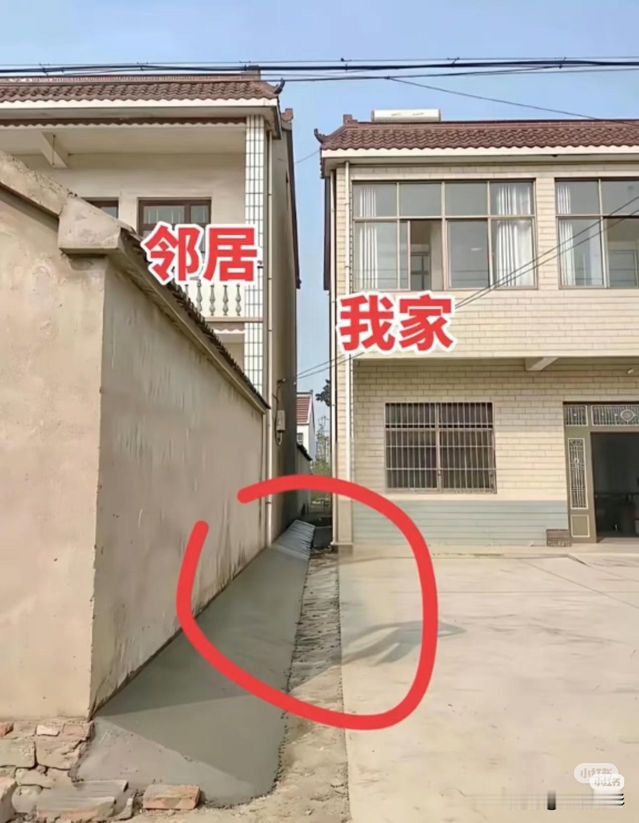 网友发稿说被邻居搞得心态崩了！平时基本不住村里，结果隔壁邻居趁他们不在家，在围墙