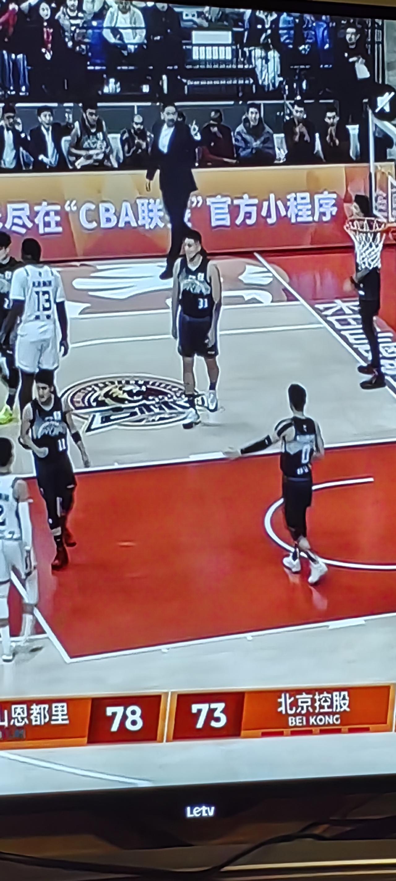 北控背水一战，是福是祸，是喜还是忧。比赛进行了将近5分钟时，北控队11比9第一次