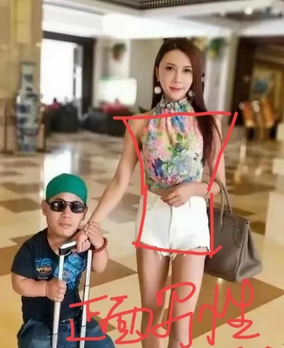 这个女人看网上简历非常光鲜，模特职业出身也不算太低，如今如此作贱，只有一个原因，