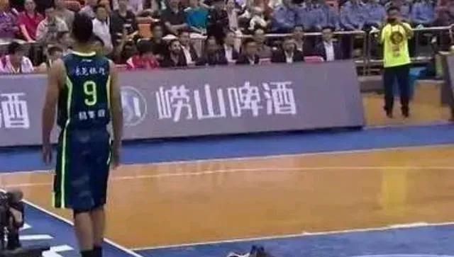 为什么公开扔李宁鞋事件，成为了易建联一生最大争议事件？1.李宁当时一年两亿赞助