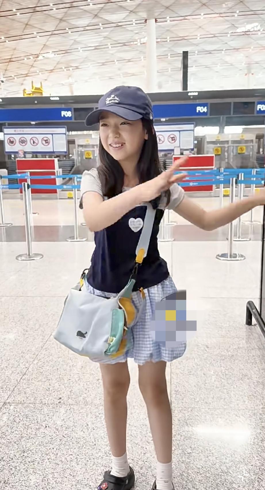 6月12日，小酒窝现身机场又准备去演话剧了，她笑得鼻子上有了皱纹，大腿修长腿型不