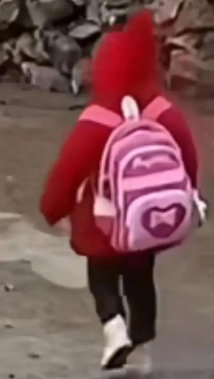 刷到那个离婚爸爸的热搜，真的瞬间破防！不是为他掉的眼泪，是为那个缩在校服里、