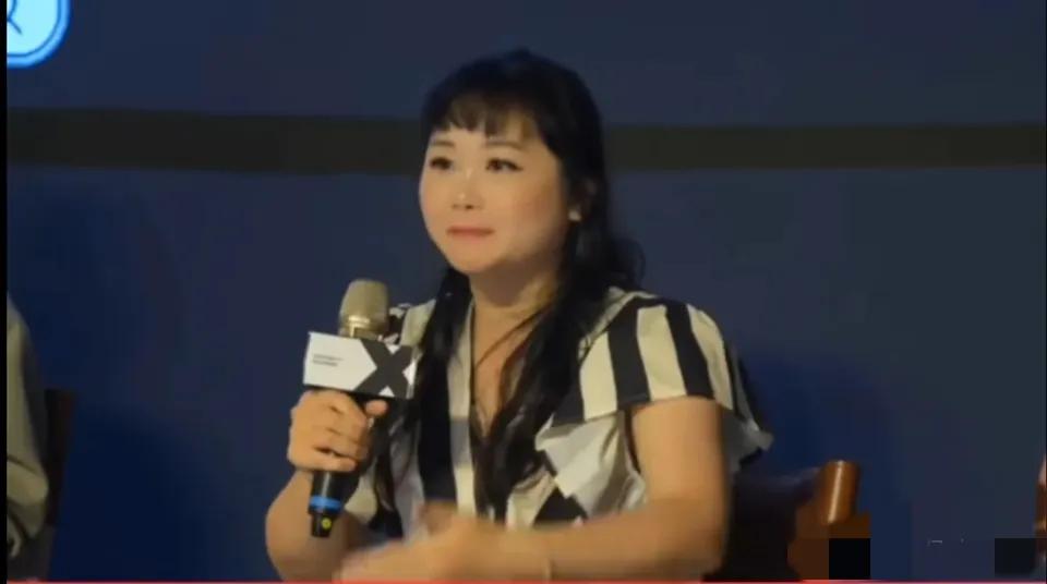 一台湾绿营女在谈到为何不愿与大陆统一时是这样说的：“你看香港刚回归那时候，大陆的