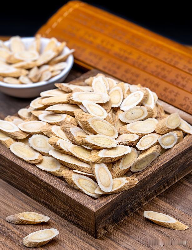 黄芪被称为“补气第一药”，也是咱们老年人日常养生最常用的食材之一，性质温和，药食