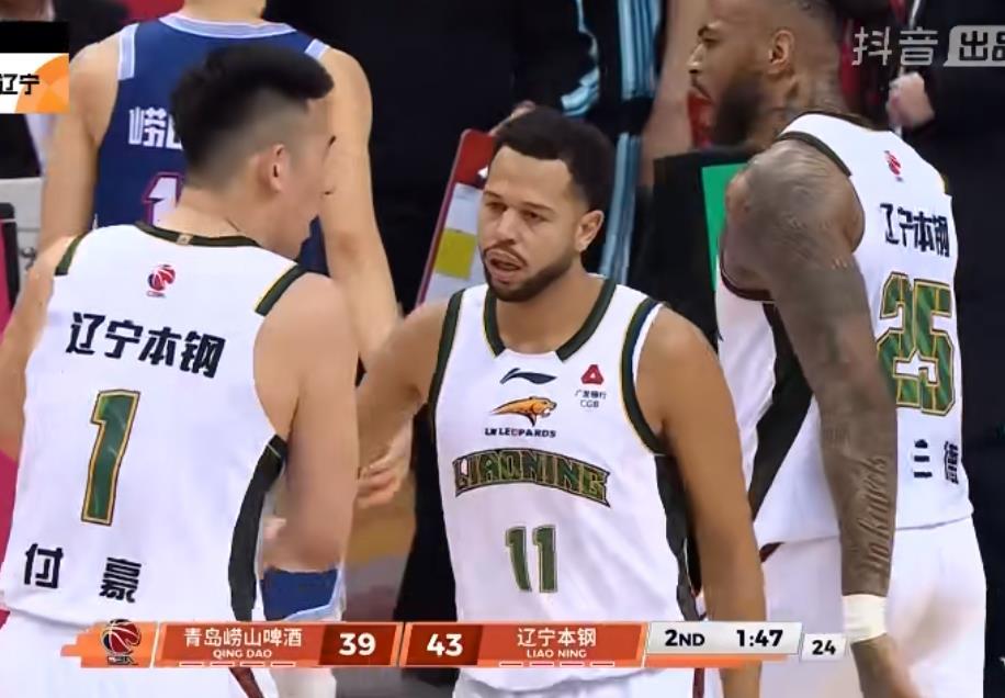 辽宁队半场47：43领先青岛队，上半场辽宁队莫兰德表现的最好，哈维虽然投进一个三