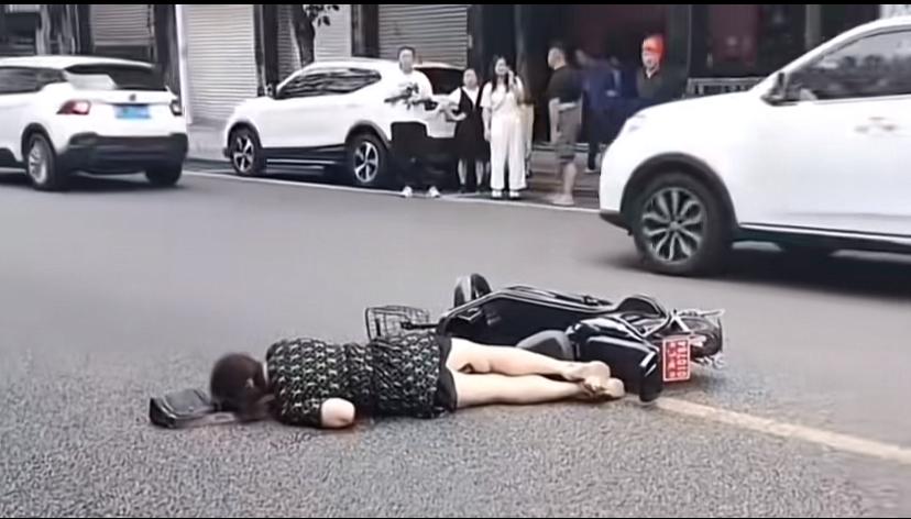 急死个人，车来车往，人来人往，没一人上前扶一把，阿姨摔的又不重，头能动就是起不了