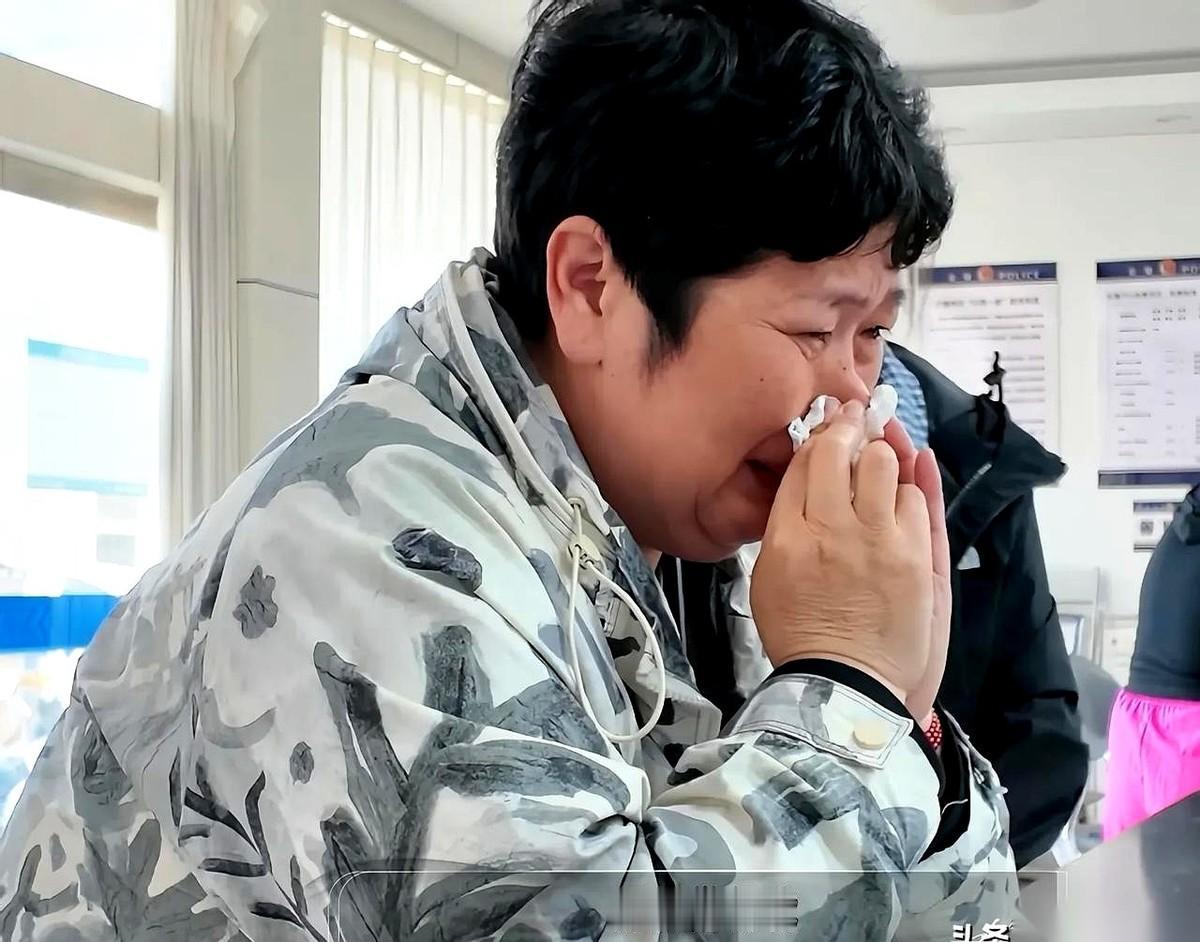 最近那档综艺里，“房主任”这波操作，结结实实给大伙儿上演了一出“拿镜头当枪使，最