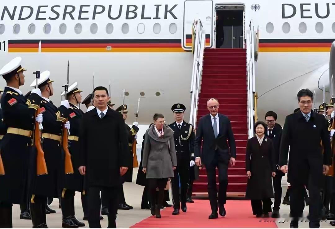 默茨此次访华诚意十足、准备充分，堪称高规格、全方位的精心布局。他不仅提前一个月官