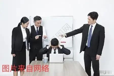 某校初一学生逃假期作业，被老师查到漏网之鱼。这名老师在家长群点名批评称“这三名学
